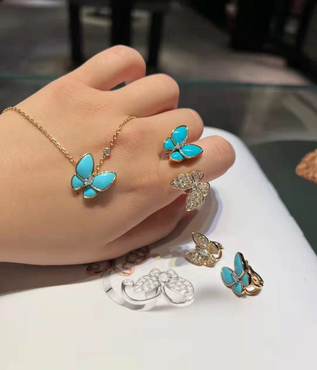 7万8的梵克雅宝新品珠宝，蝴蝶项链，用的是中国四大玉石之一