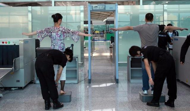 在机场和高铁站过安检门时，整容的美女可就尴尬了，硅胶清晰可见
