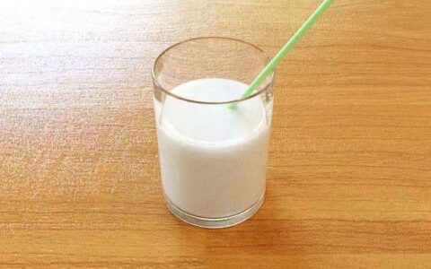 牛乳和牛奶的区别哪个好（鲜牛奶、纯牛奶、生牛奶到底哪个好 ）