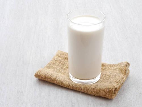 喝了30年牛奶，才知鲜牛奶和纯牛奶的区别，孩子的牛奶会买了