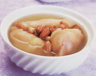 花生黄豆猪脚汤的做法，产妇必备下奶食谱