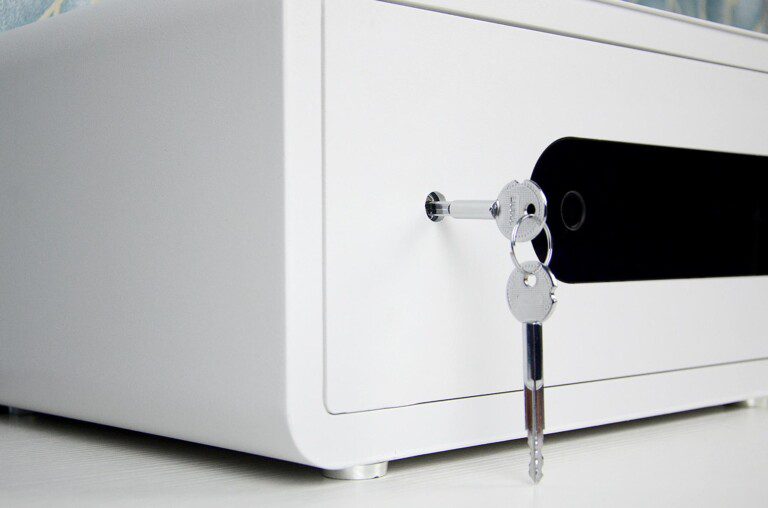 保险柜开锁(几种开锁方式，安全更智能的VOC智能保管箱G300体验)