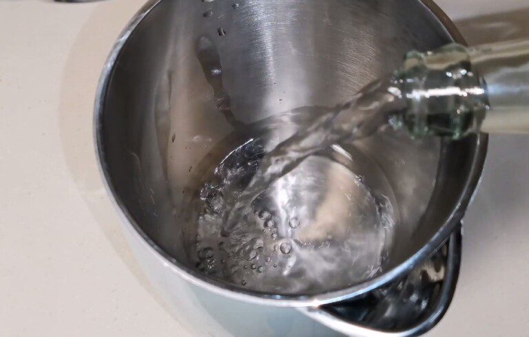 水壶的水垢太厚用什么方法除掉热（教你妙招，水垢自动掉下来）