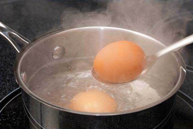 煮熟的鸡蛋放冰箱能放几天还能吃吗（鸡蛋煮熟后，放几天才会坏掉）