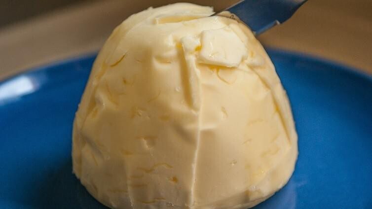 黄油冷冻可以放多久（很多人喜欢吃黄油，它是怎么保存？对身体有无坏处？）