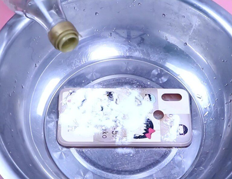 磨砂手机壳脏了怎么清洗（手机壳“发黄”别急着！只需用“它”泡一泡，变新壳）
