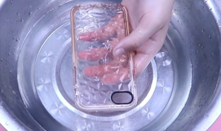 磨砂手机壳脏了怎么清洗（手机壳“发黄”别急着！只需用“它”泡一泡，变新壳）