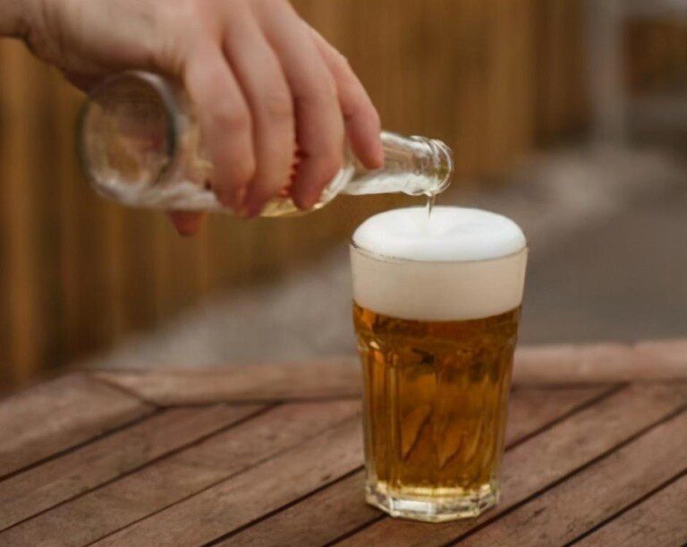 啤酒保质期6个月过期能喝吗(啤酒过期后，到底还能不能喝？)