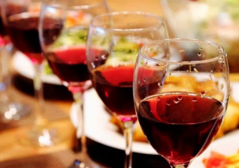 喝红葡萄酒对身体有什么好处和坏处（喝红酒减肥、还能延年益寿？）
