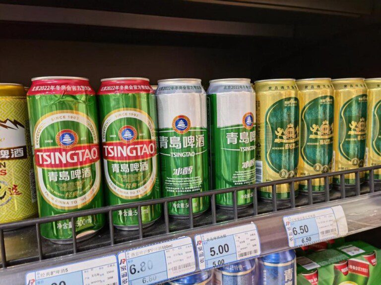 经典青岛啤酒多少钱一箱（一瓶上千，平价消失，啤酒为何越卖越贵？）